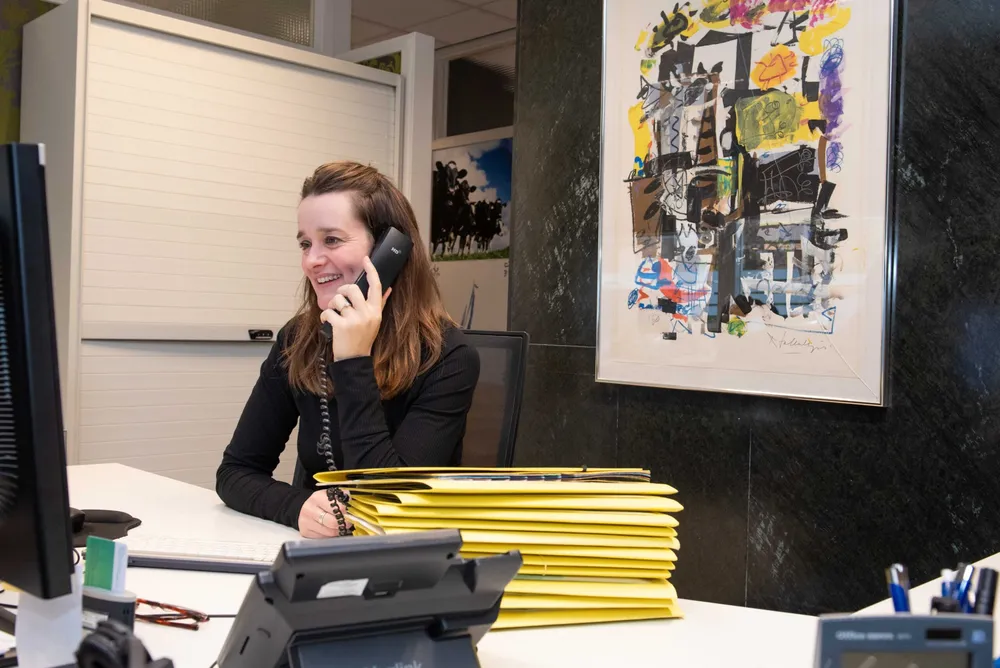 Een notaris helpt bij het registreren van geërfd vastgoed in het Kadaster