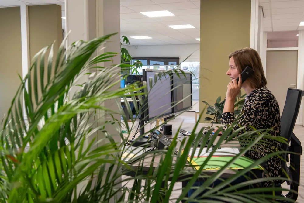 Sylvia, notarisklerk bij WFO Notarissen, aan het werk op de afdeling Onroerend Goed in Grootebroek