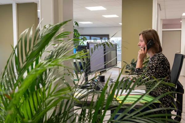 Sylvia, notarisklerk bij WFO Notarissen, aan het werk op de afdeling Onroerend Goed in Grootebroek